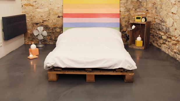 Chambre univers loft avec sol en béton ciré