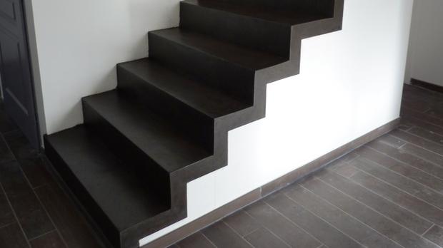 Marches d'escalier en revêtement béton ciré
